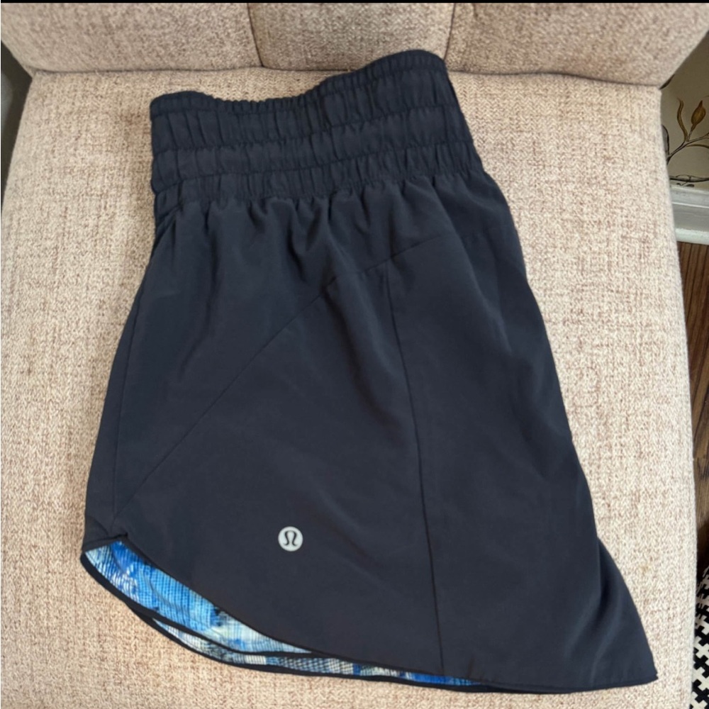 2 pairs in 1! 
$40 
Size 6 Reversible Lulu shorts